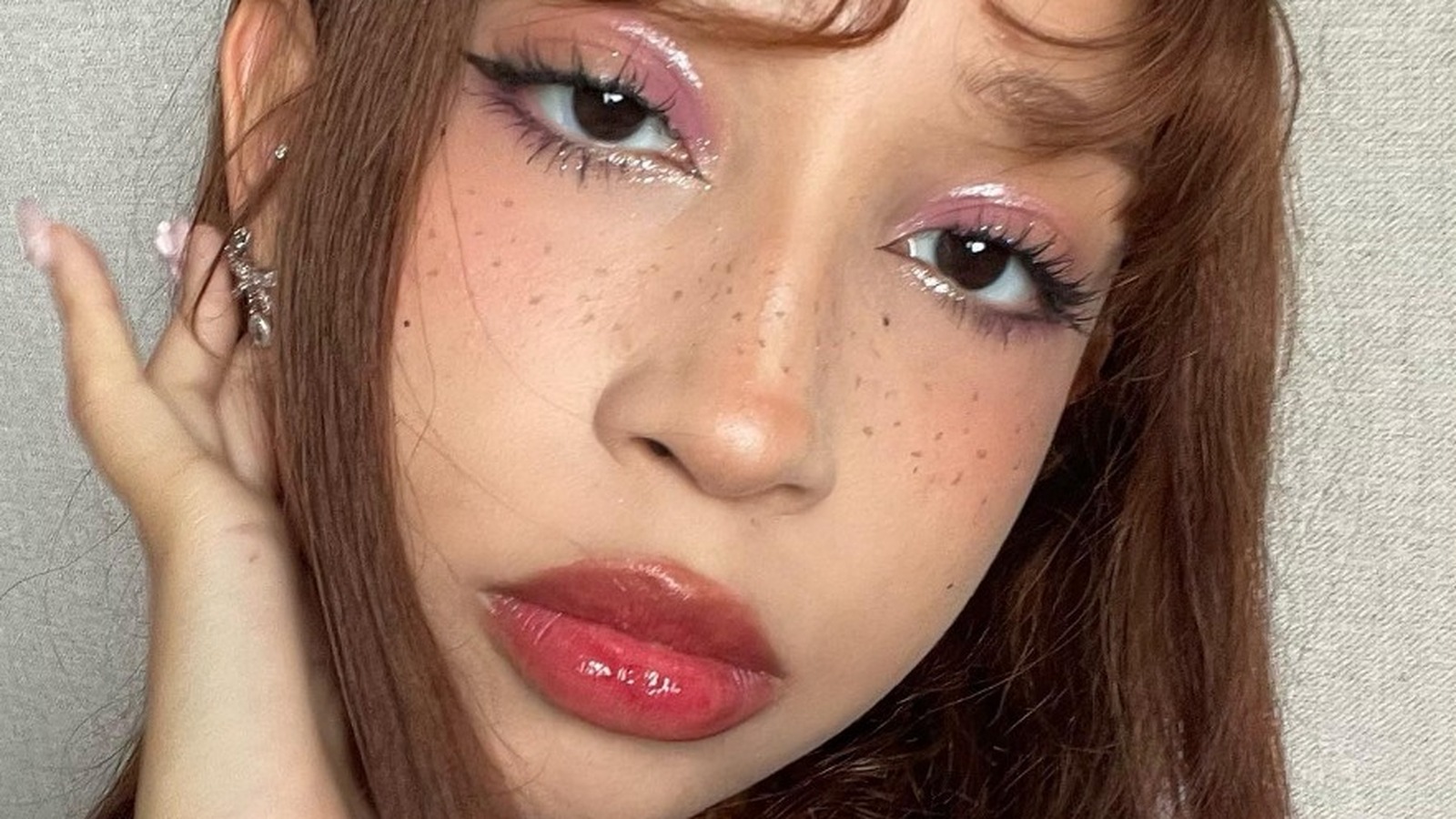 Ponte guapa con las pestañas largas y exuberantes del look Coquette Eyes de moda