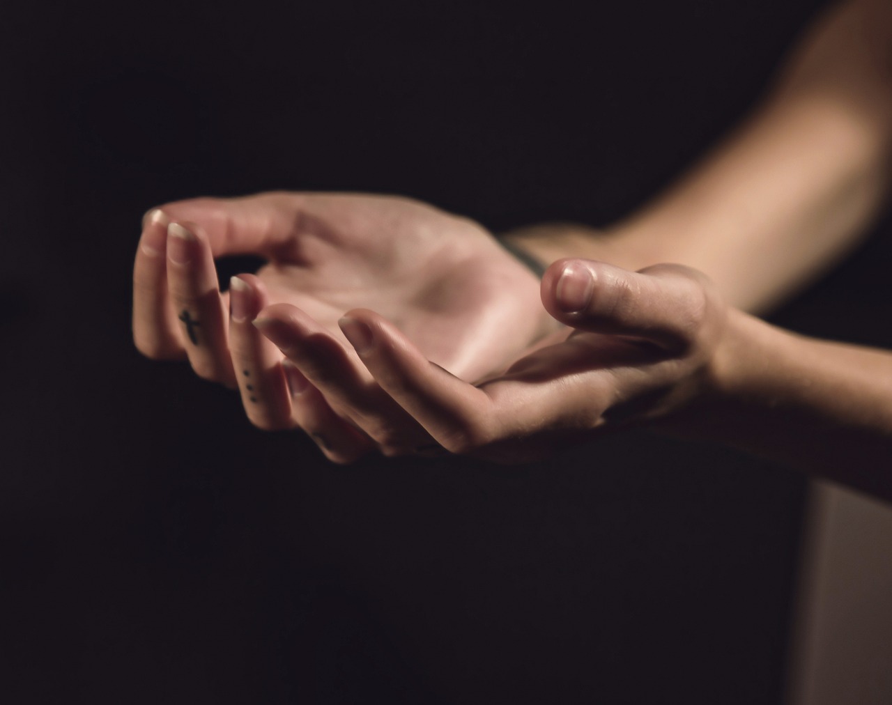 ¿Qué significa la cruz detrás de la oreja tatuaje?