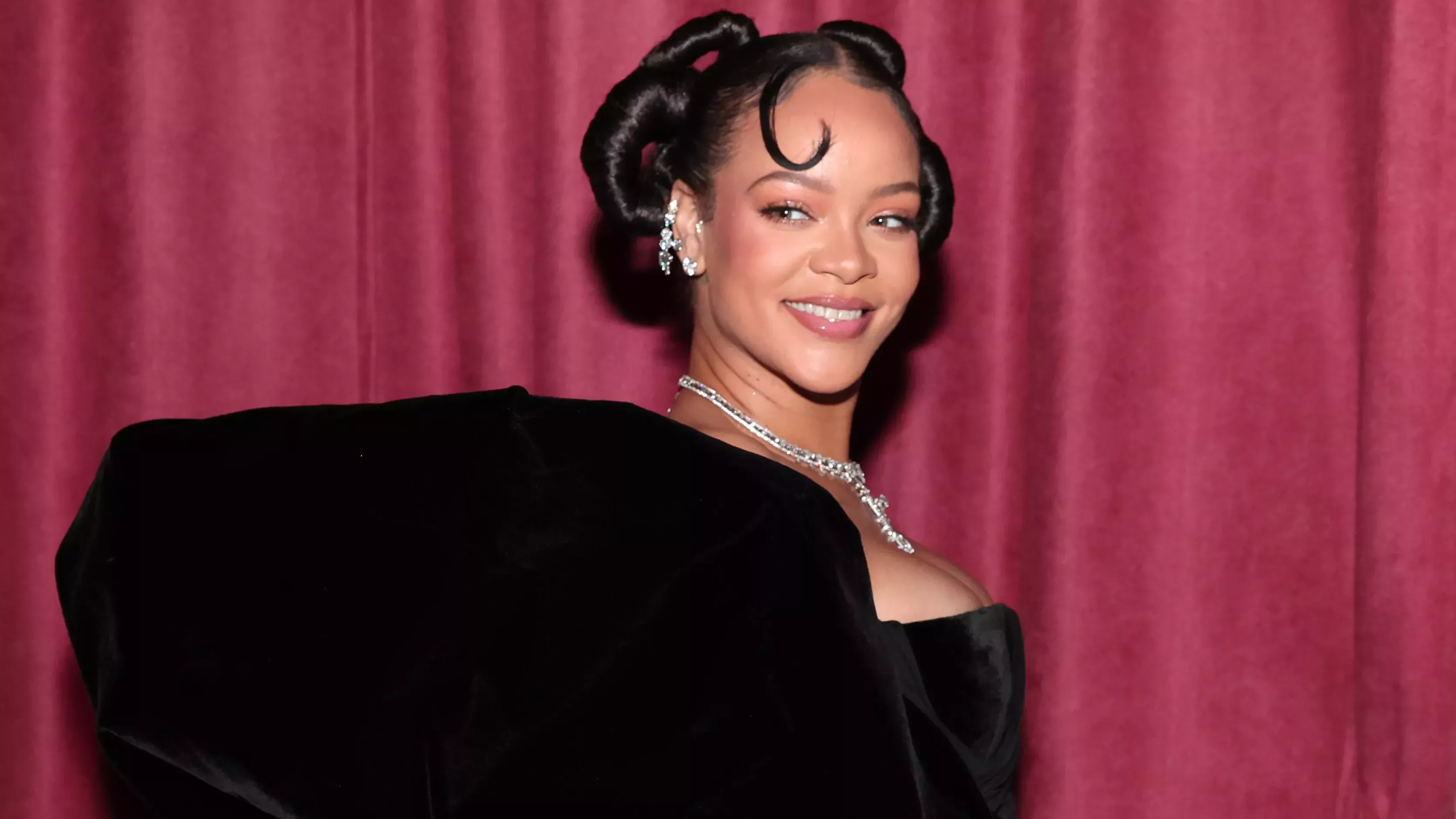 Rihanna se vistió de rojo de pies a cabeza, incluidos los labios y las uñas, para su actuación en el Halftime Show de la Super Bowl