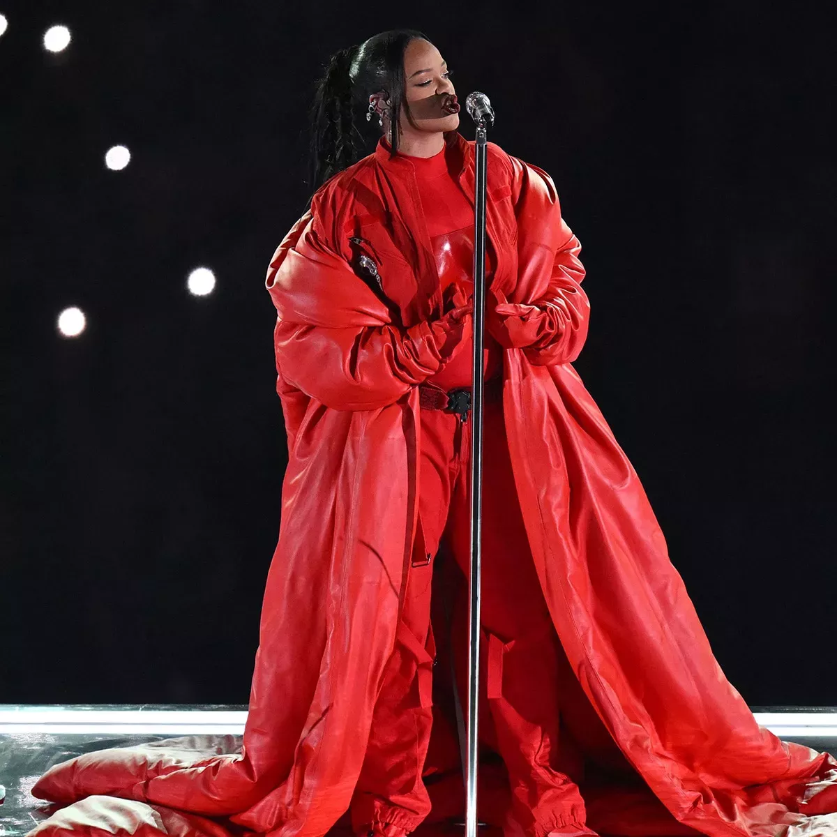 Todos los detalles del look de Rihanna embarazada para el Halftime Show de la Super Bowl 2023