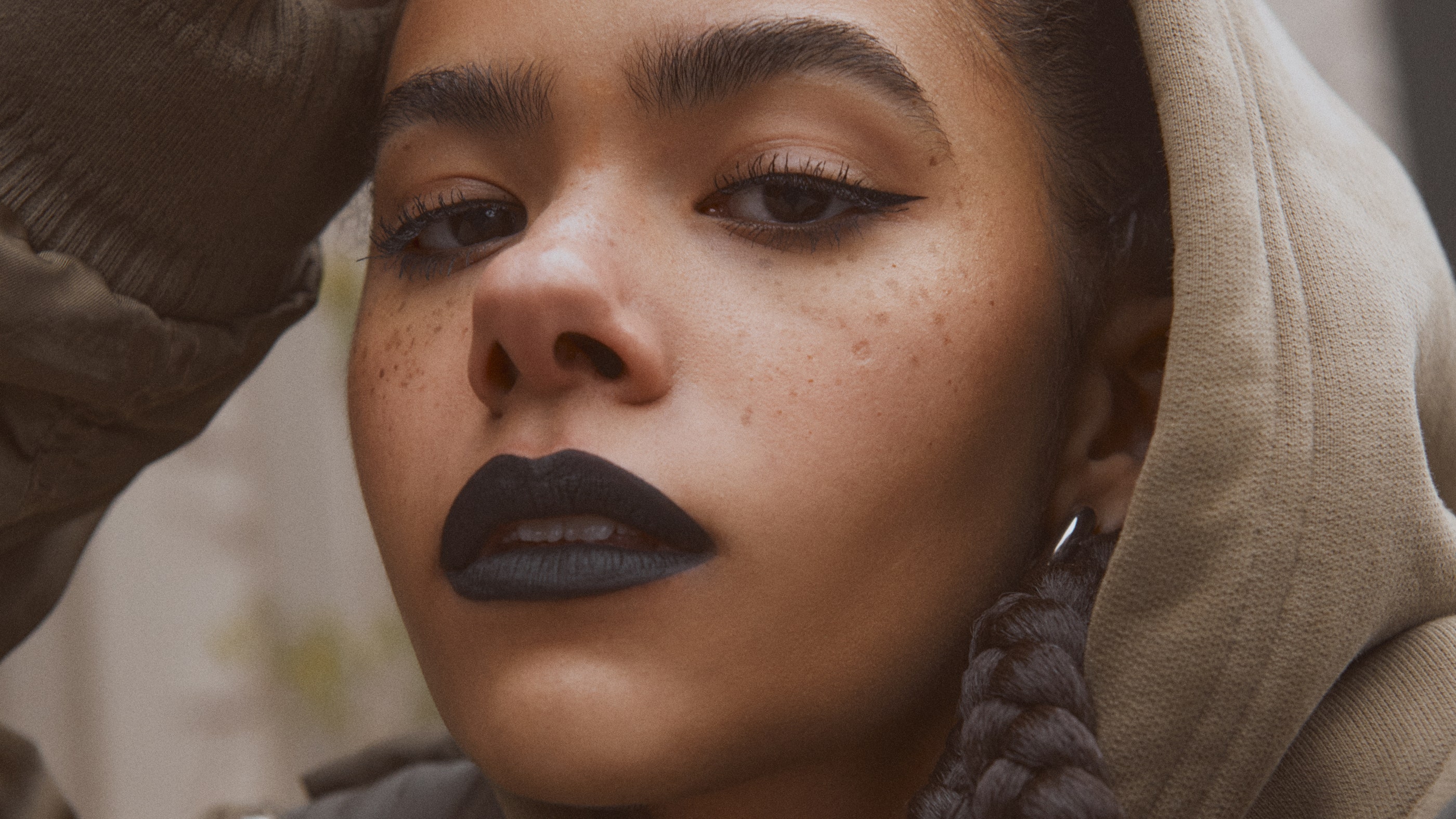 Antonia Gentry de Ginny &amp; Georgia se pintó los labios de negro a lo Miércoles Addams