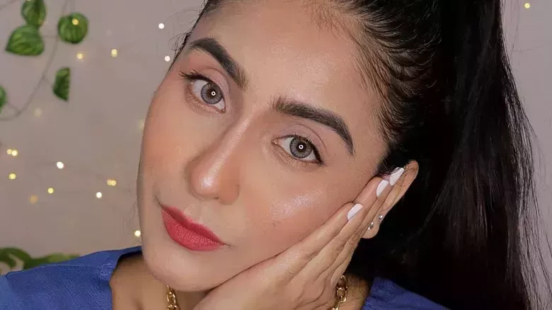 Colorete para contornear: Cómo usar el colorete para realzar los pómulos