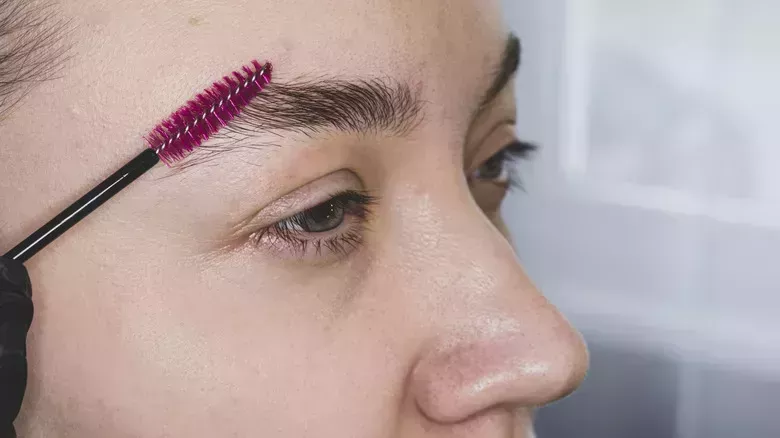 Cómo la aplicación de productos de cuidado de la piel sobre las cejas puede afectar a su crecimiento