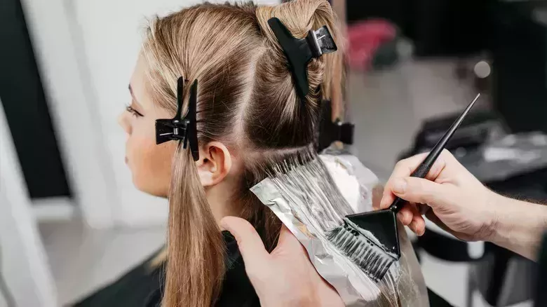 Cómo pedir un color moreno ahumado de moda en la peluquería