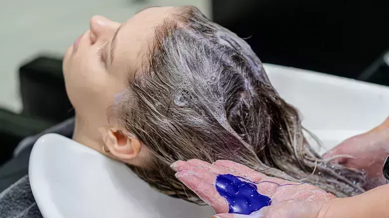 Cómo pedir un color moreno ahumado de moda en la peluquería