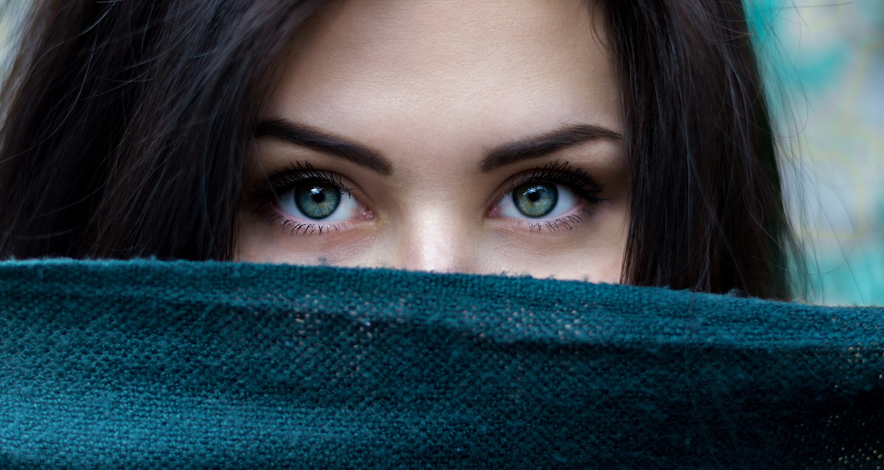 ¿Cómo resaltar los ojos verdes oscuros?