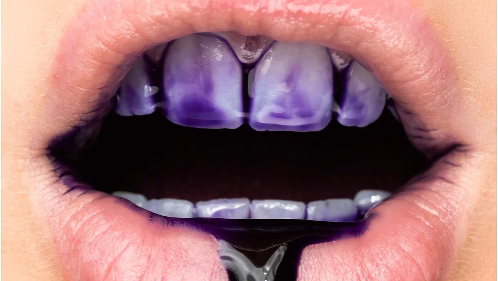El suero morado para blanquear los dientes que es como un champú morado para los dientes