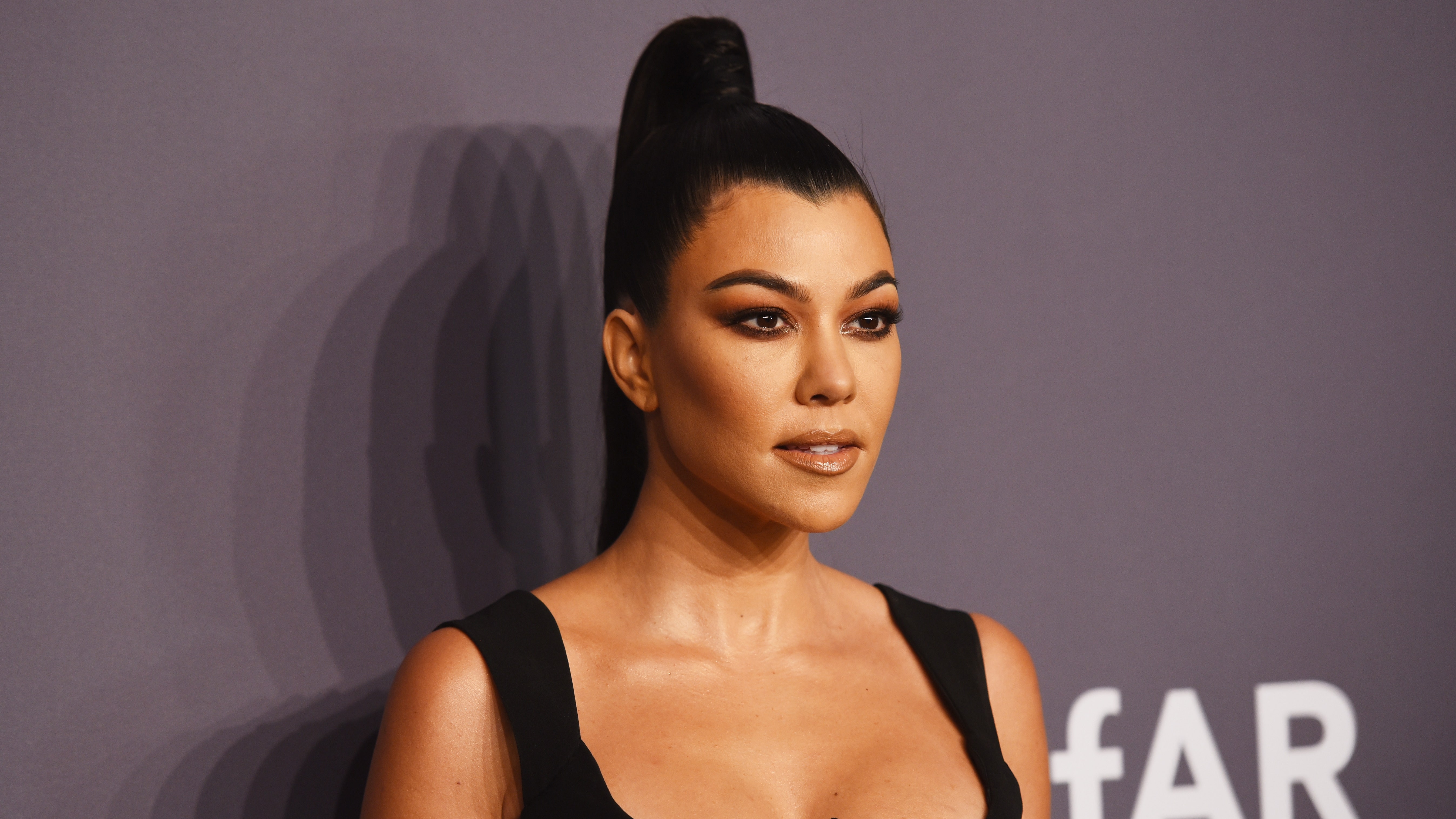 Kourtney Kardashian se acaba de cortar el pelo y se lo ha teñido de rubio
