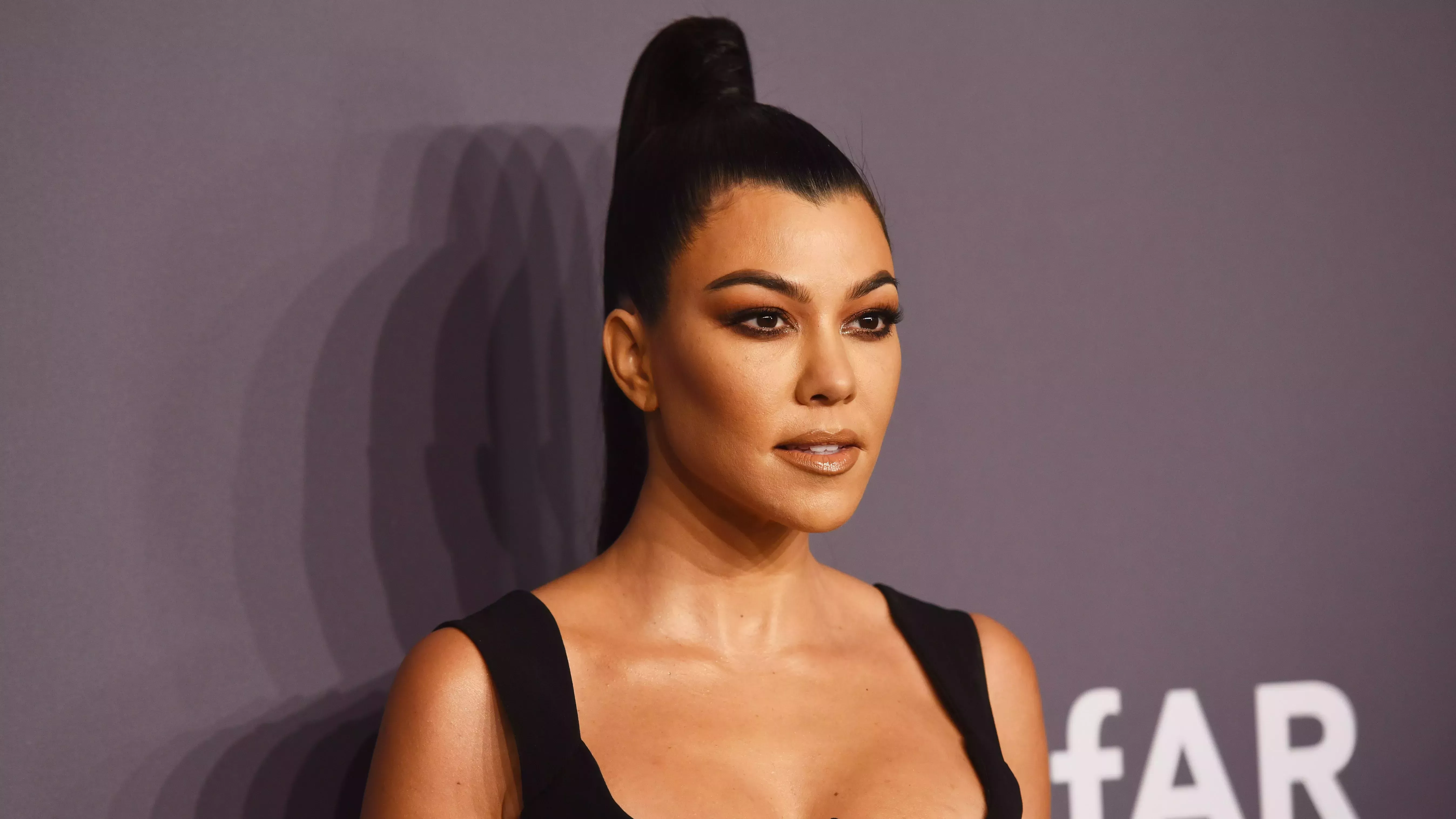 Kourtney Kardashian se acaba de cortar el pelo y se lo ha teñido de rubio