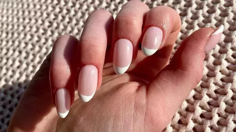 La tendencia de las uñas de hada es el brillo sutil que necesitas en tu manicura