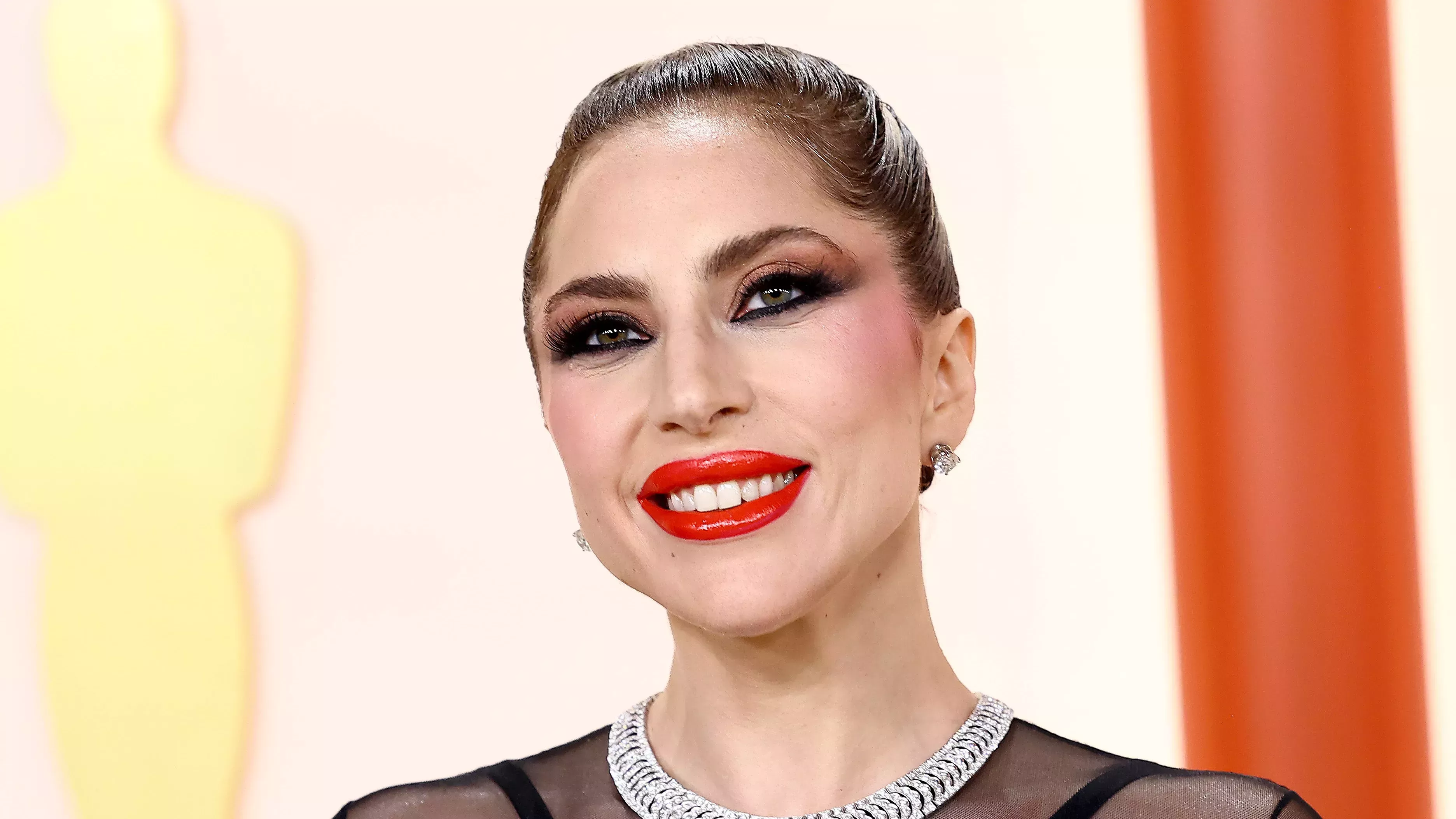 Lady Gaga hace que el maquillaje de payaso parezca chic como Harley Quinn