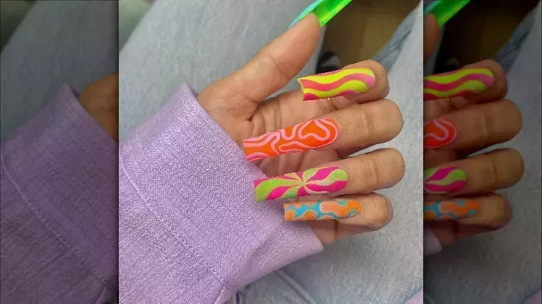 Las uñas largas y cuadradas están de moda y son la base perfecta para el nail art