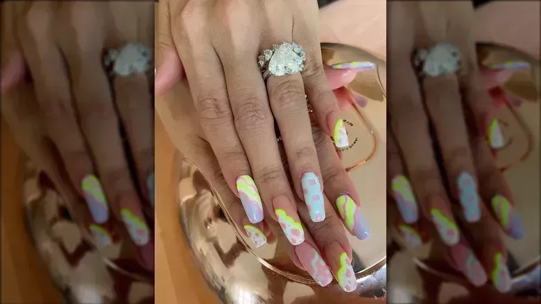 Las uñas largas y cuadradas están de moda y son la base perfecta para el nail art