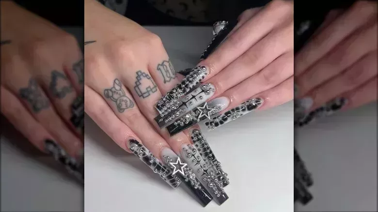 Las uñas largas y cuadradas están de moda y son la base perfecta para el nail art