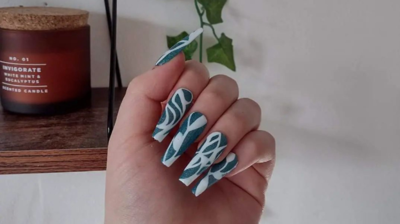 Las uñas largas y cuadradas están de moda y son la base perfecta para el nail art