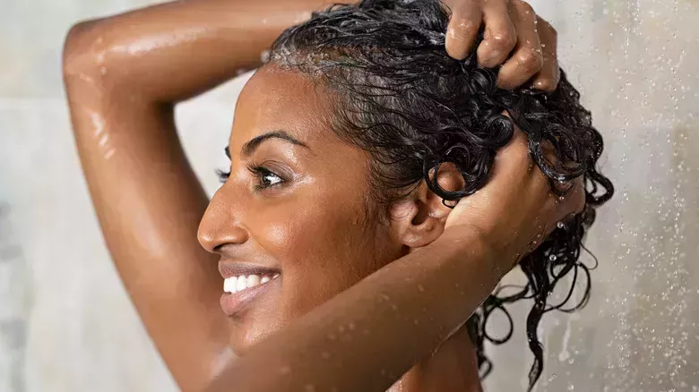 Mascarillas Capilares vs. Aceites Capilares: ¿Cuáles son mejores para el cabello natural?