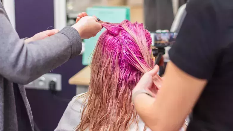 Por qué te conviene optar por un tono de rosa más vivo al teñirte el pelo