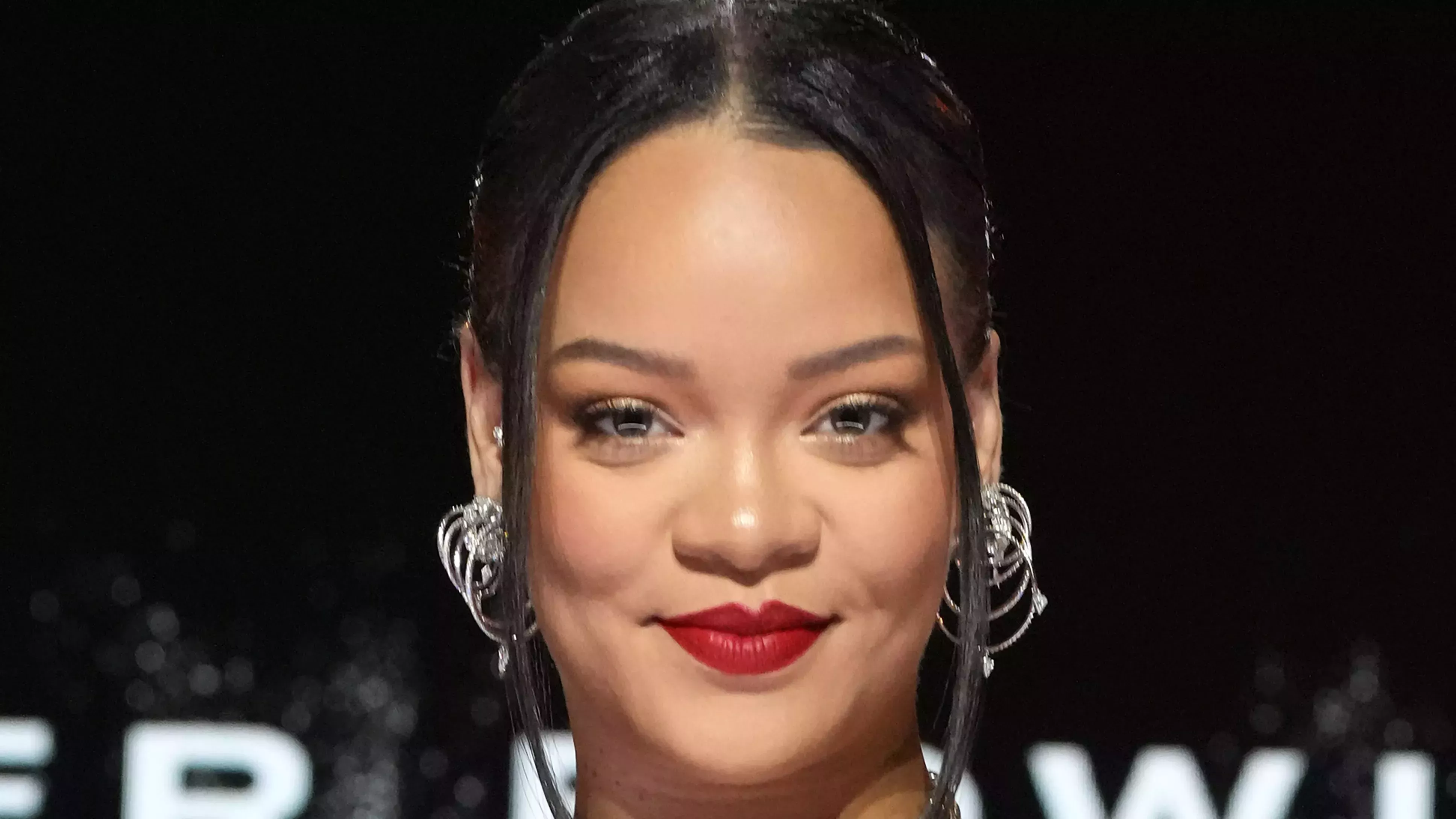 Rihanna luce su embarazo en los Oscar