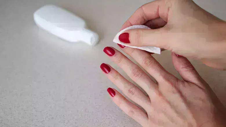 Si tus uñas están débiles y quebradizas, una desintoxicación de uñas podría ser lo que necesitas