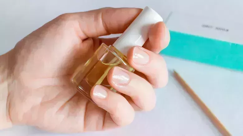 Si tus uñas están débiles y quebradizas, una desintoxicación de uñas podría ser lo que necesitas