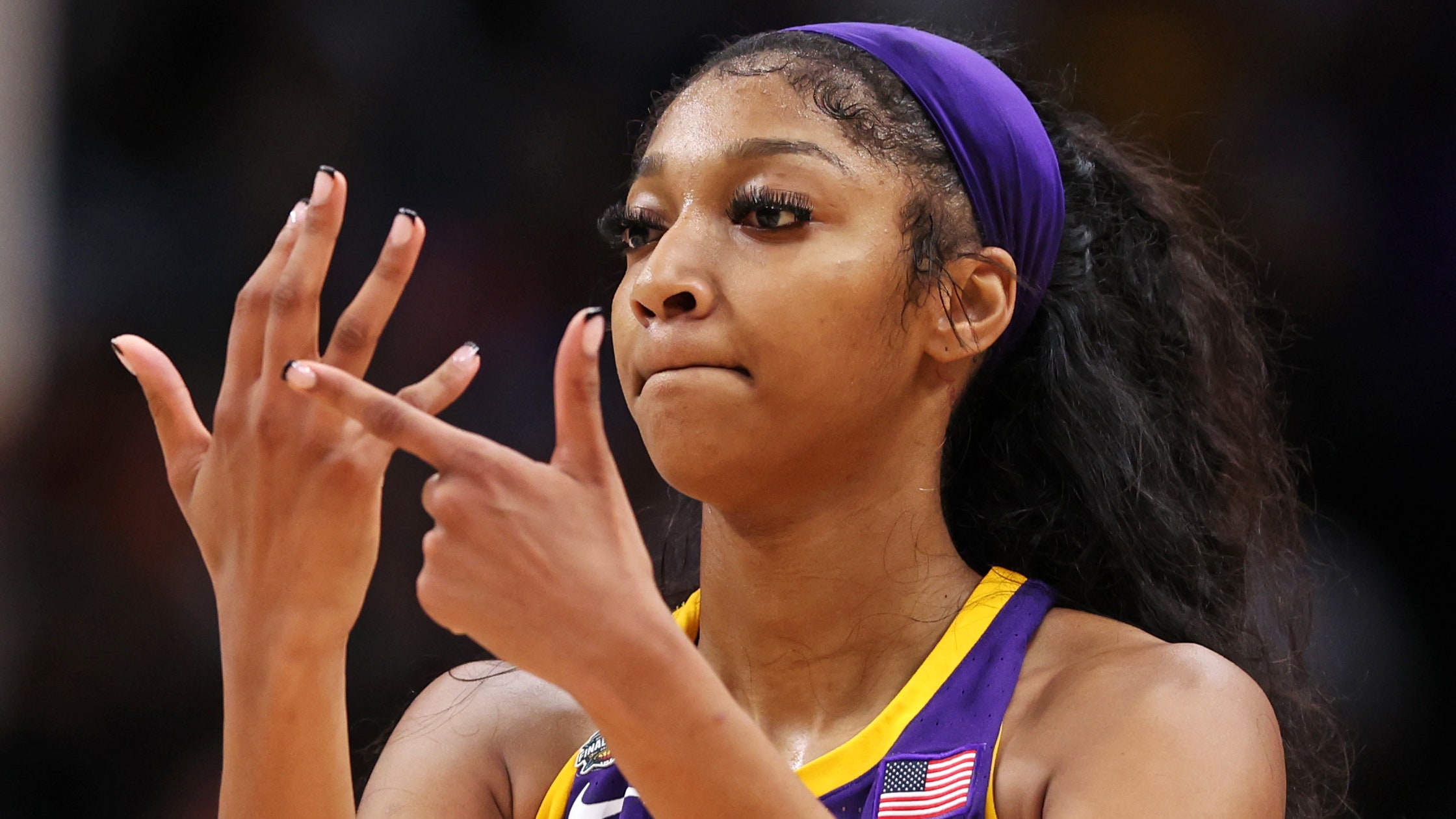 Angel Reese, de LSU, se asegura el campeonato con una microfrancesa negra