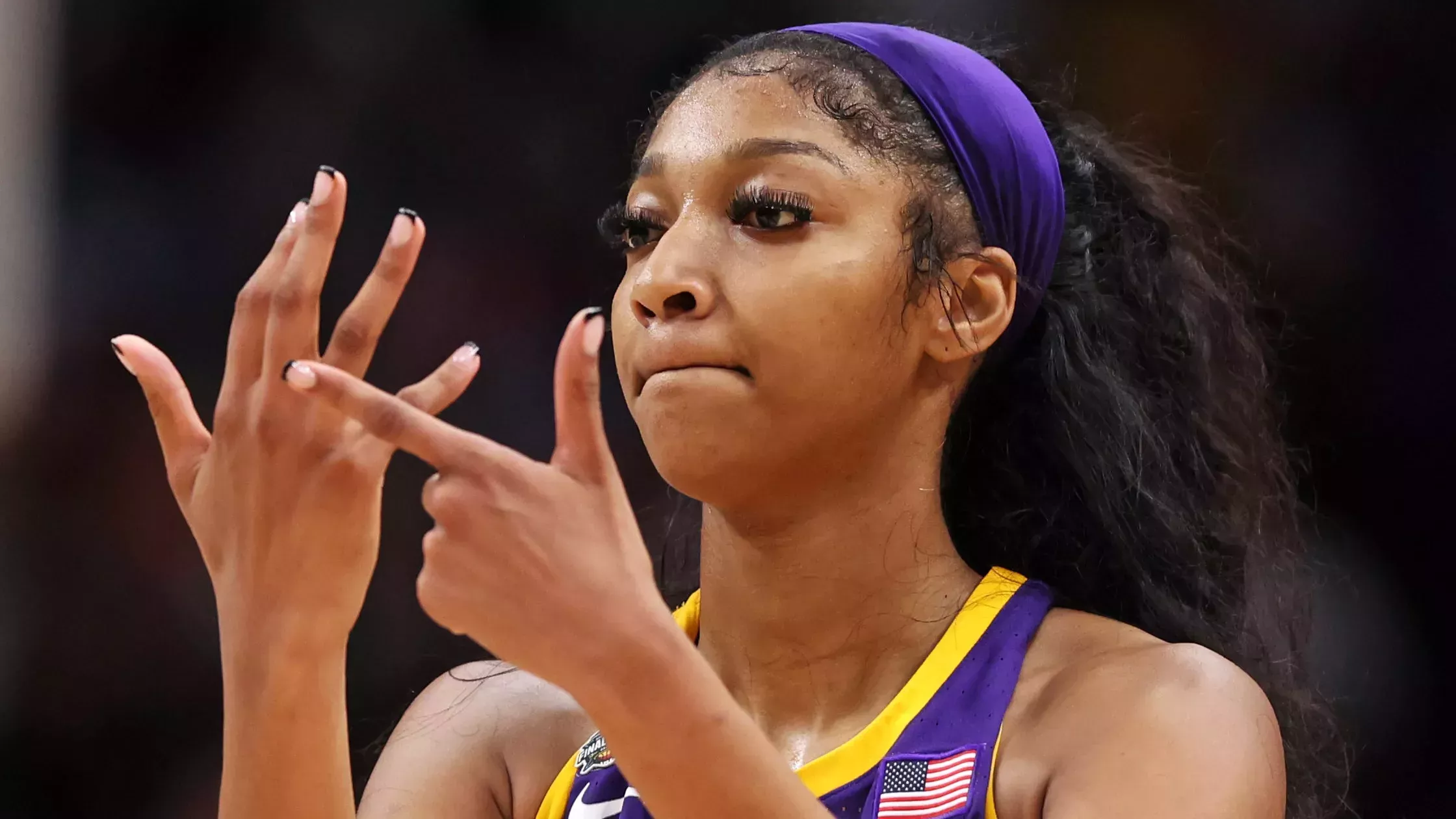 Angel Reese, de LSU, se asegura el campeonato con una microfrancesa negra