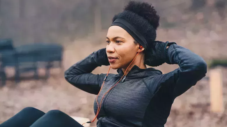 Cómo mantener el cabello fresco y limpio después del entrenamiento