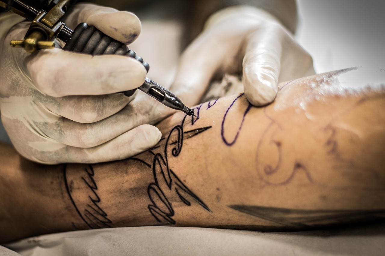 ¿Cuánto cobra un tatuador por un tatuaje?