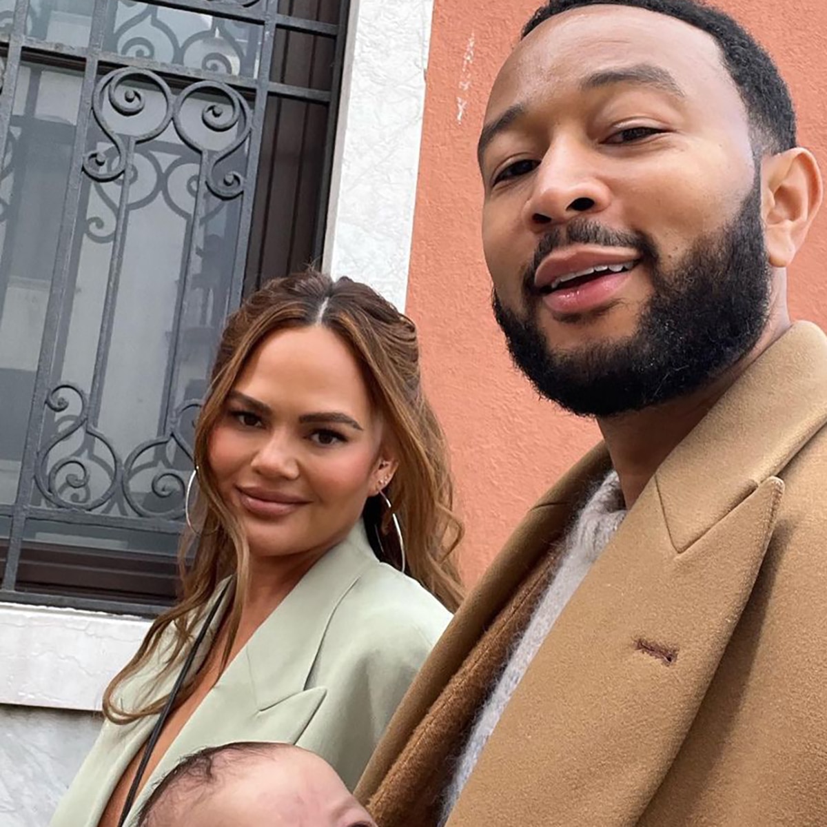 John Legend lleva adorablemente a su hija Esti en una mochila porta bebé durante un viaje familiar a Italia