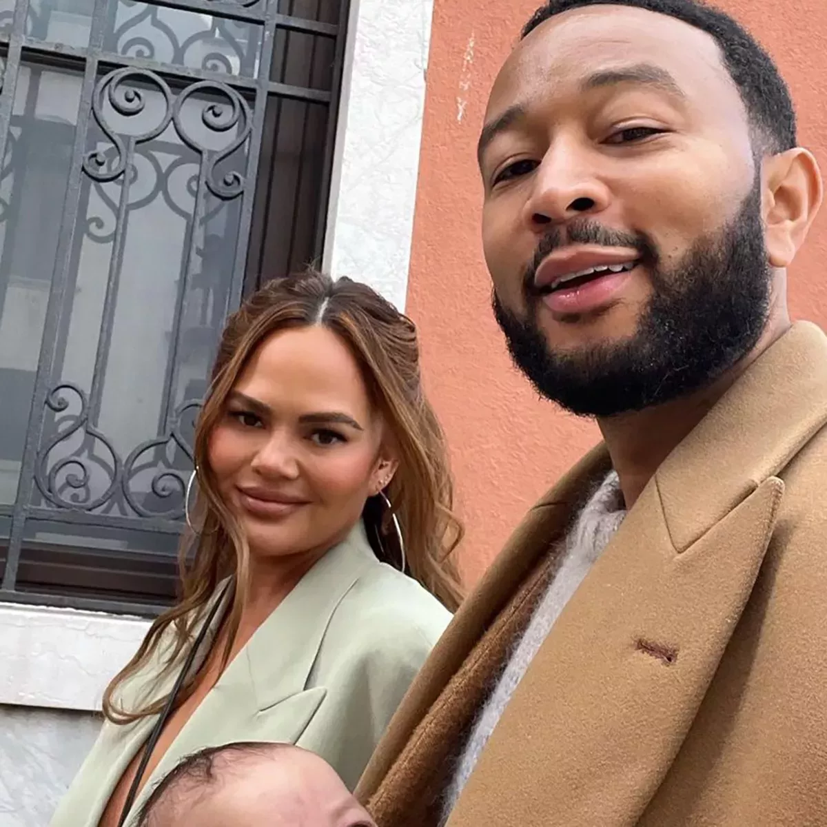 John Legend lleva adorablemente a su hija Esti en una mochila porta bebé durante un viaje familiar a Italia