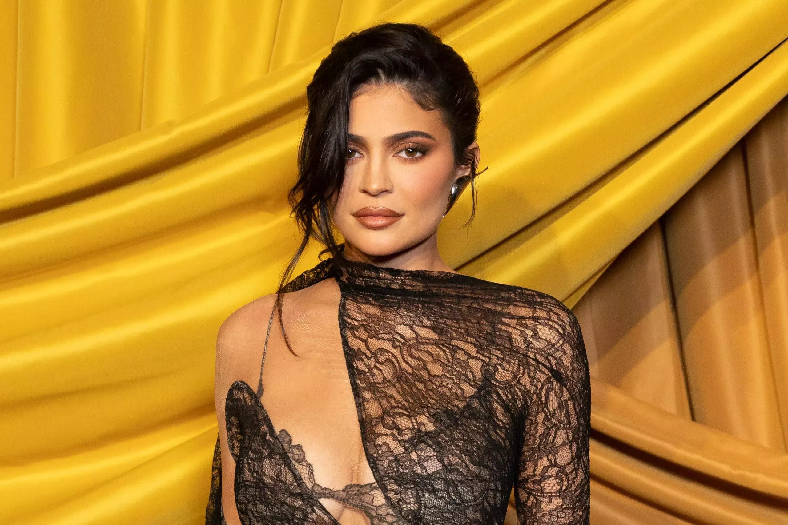 Kylie Jenner admite que ha establecido estándares de belleza imposibles para otras mujeres