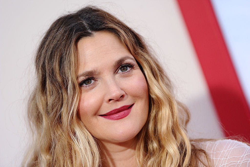 La gente está obsesionada con el estilo de entrevista de Drew Barrymore