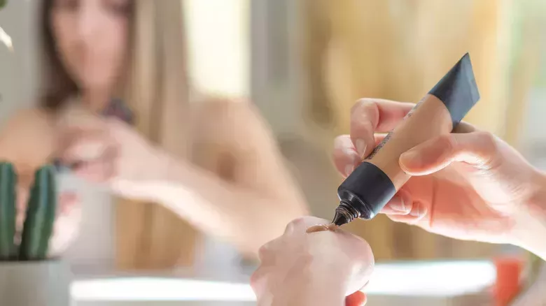 Llega el 'One Pump Challenge' para desafiar tu rutina de maquillaje pesado