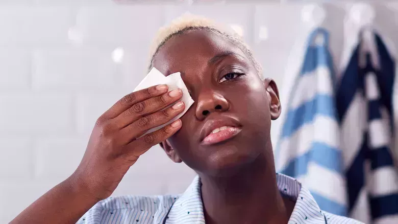 Por qué nunca debes restregarte el maquillaje de los ojos