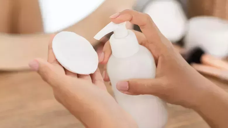 Por qué nunca debes restregarte el maquillaje de los ojos