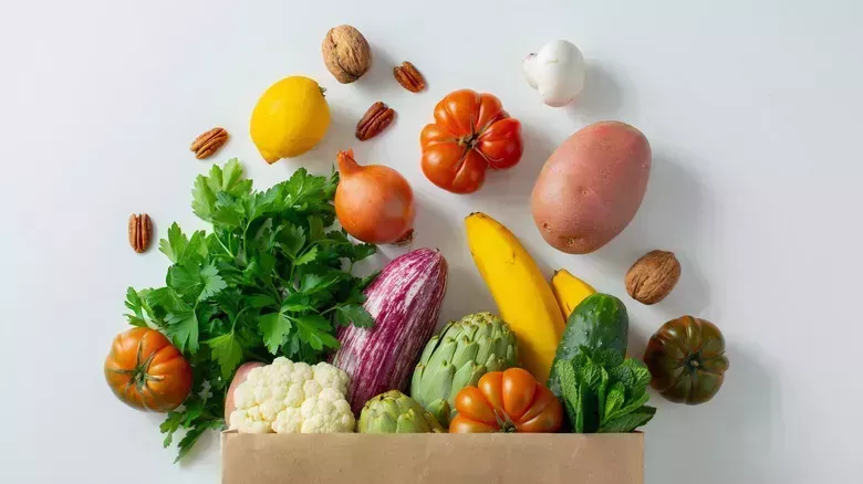 ¿Qué tipo de dieta debe seguir para favorecer el crecimiento del cabello?