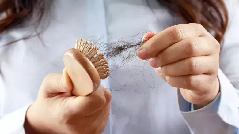 ¿Qué tipo de dieta debe seguir para favorecer el crecimiento del cabello?