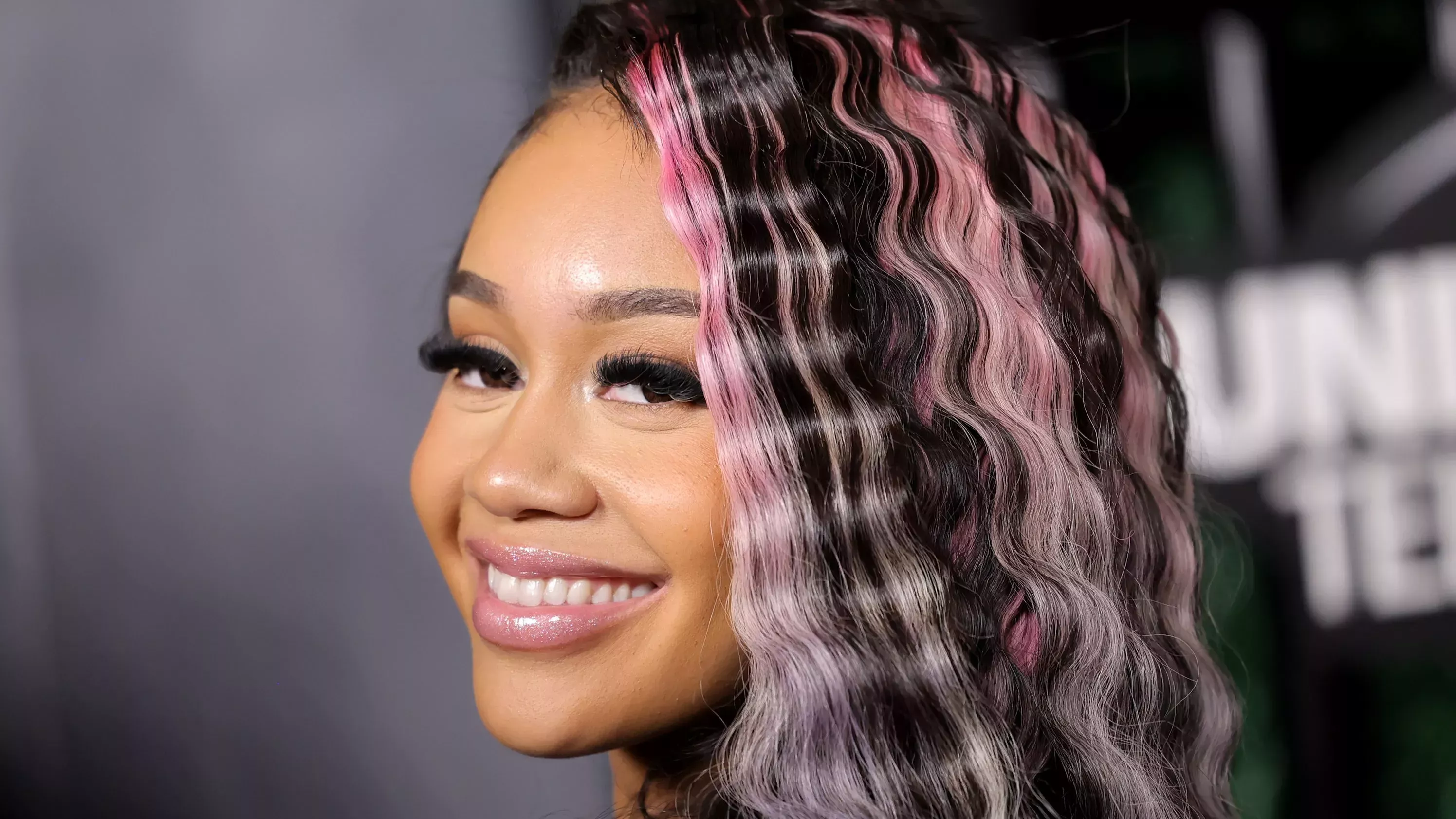 Saweetie lució un pelo arco iris "pintado a mano" en Coachella