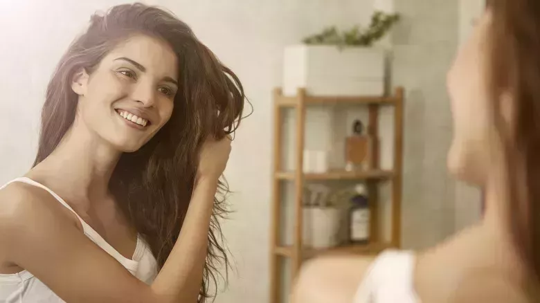 Se dice que el champú de biotina ayuda a crecer el pelo