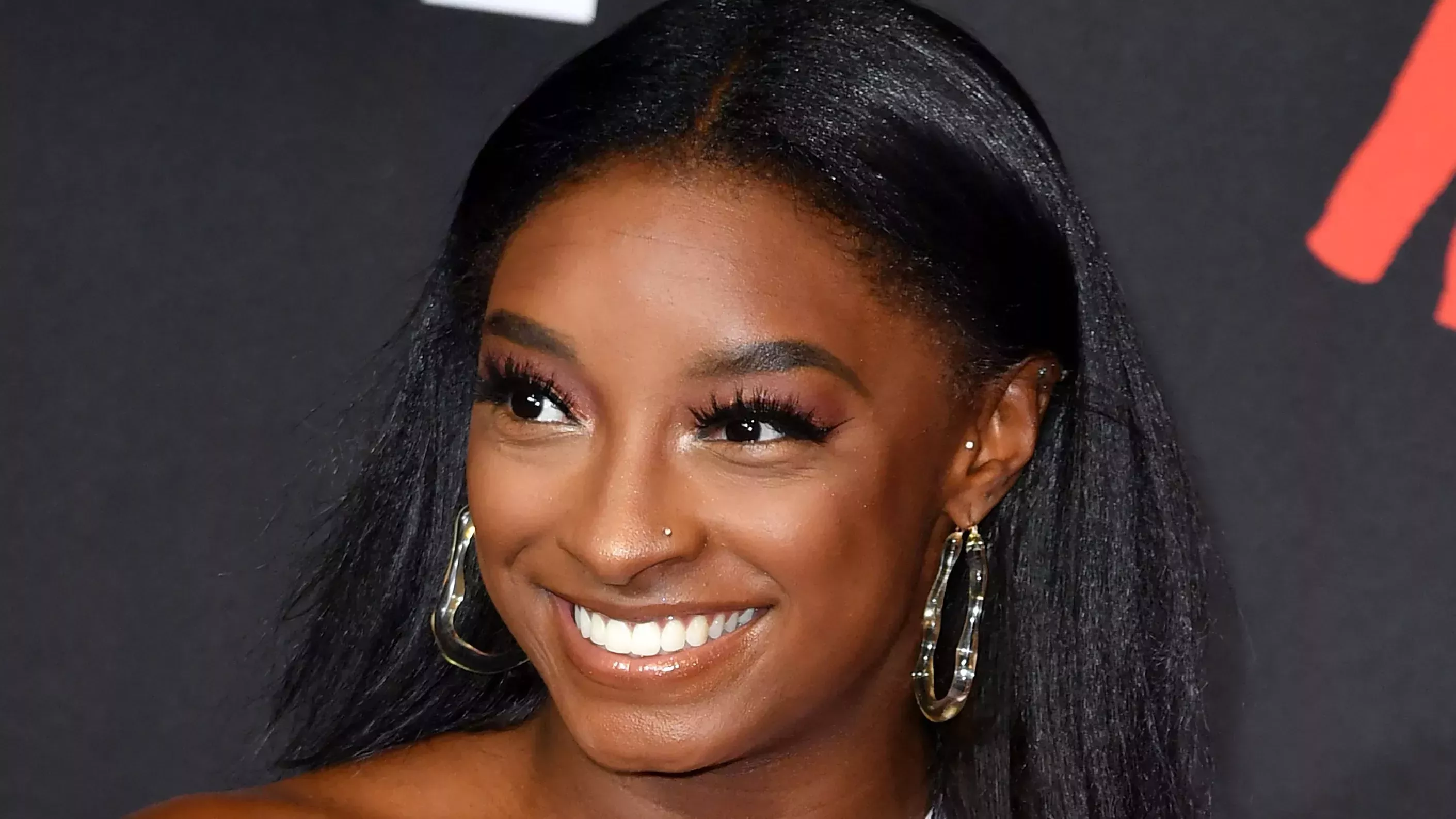 Simone Biles no te debe bordes lacios, pelo perfectamente liso ni nada de eso