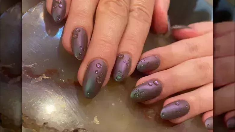 Uñas aceitosas: Guía de la manicura holográfica