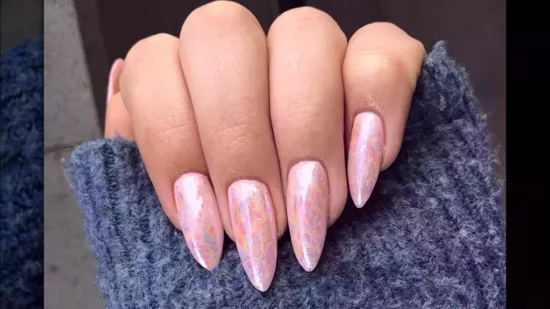 Uñas aceitosas: Guía de la manicura holográfica