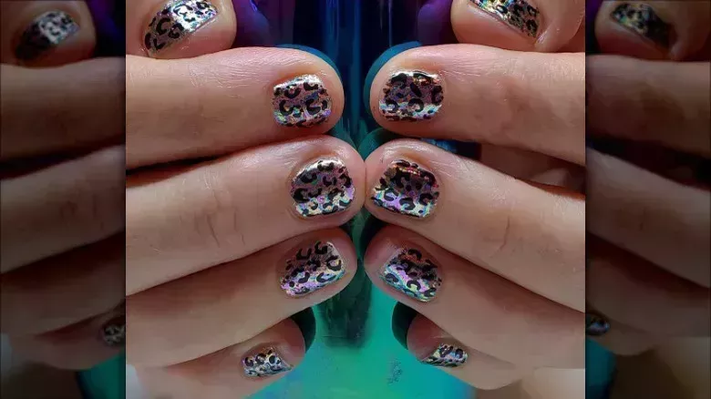 Uñas aceitosas: Guía de la manicura holográfica