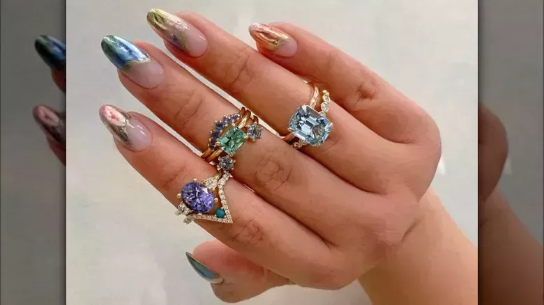 Uñas aceitosas: Guía de la manicura holográfica