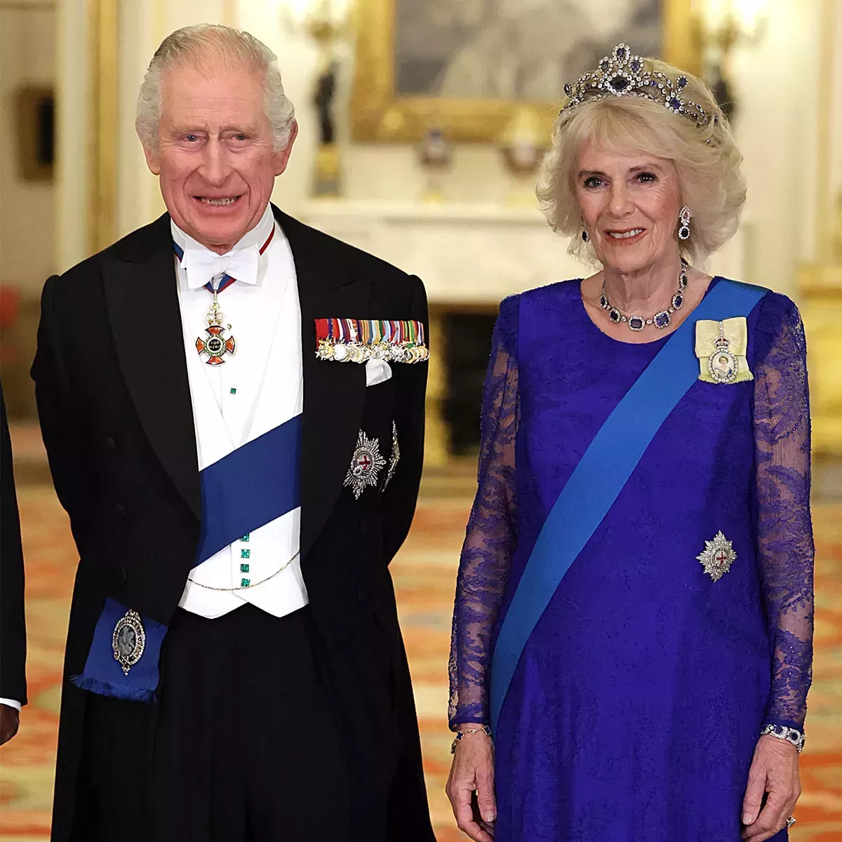 Vea la invitación a la coronación del rey Carlos III y la reina Camilla con un sutil guiño a la difunta reina Isabel