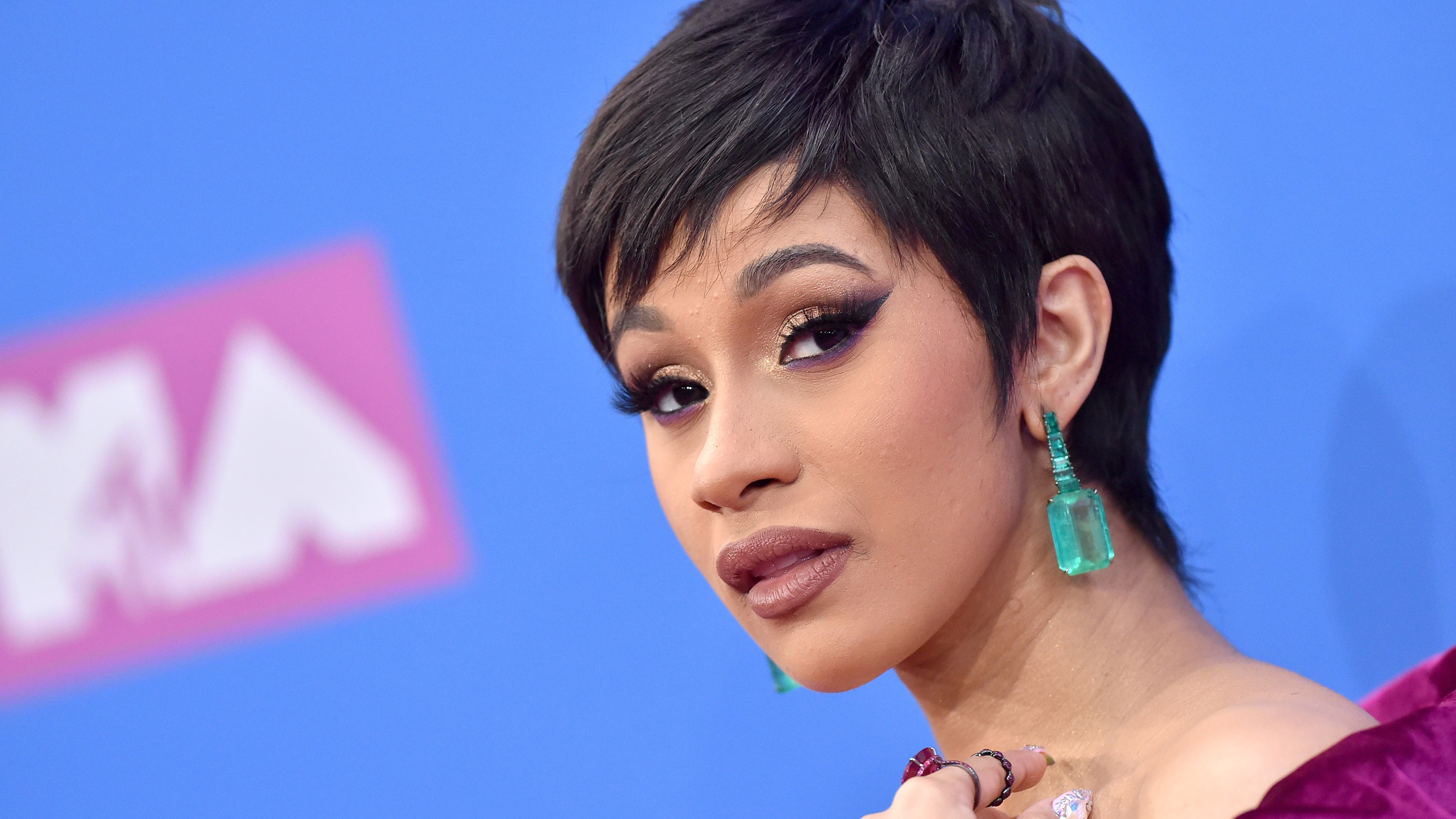 Cardi B lució dos looks completamente diferentes en la alfombra de la Gala Met