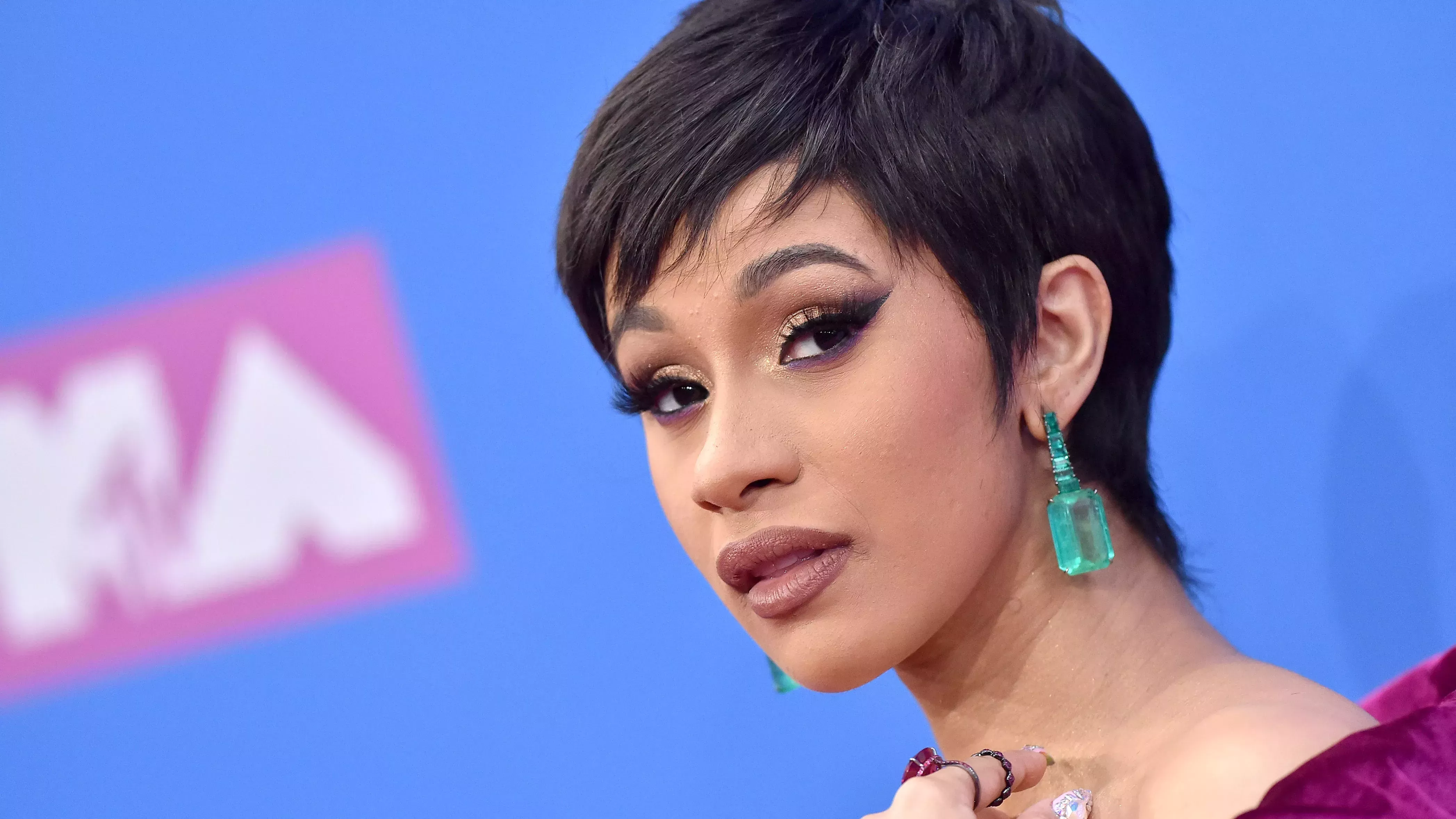 Cardi B lució dos looks completamente diferentes en la alfombra de la Gala Met