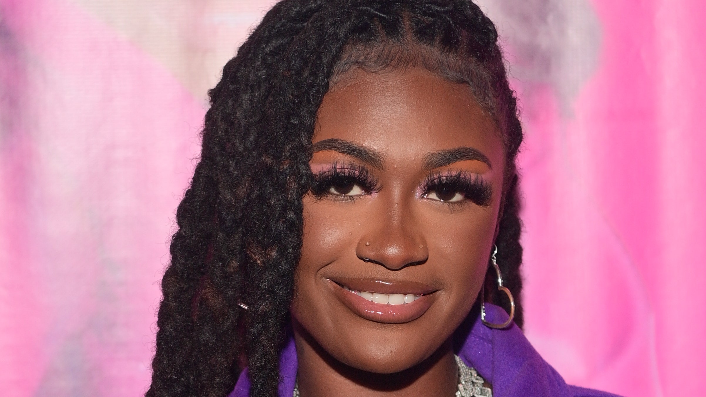 ¿Cómo demonios le caben a Kali "16 años de mechones" bajo una peluca?