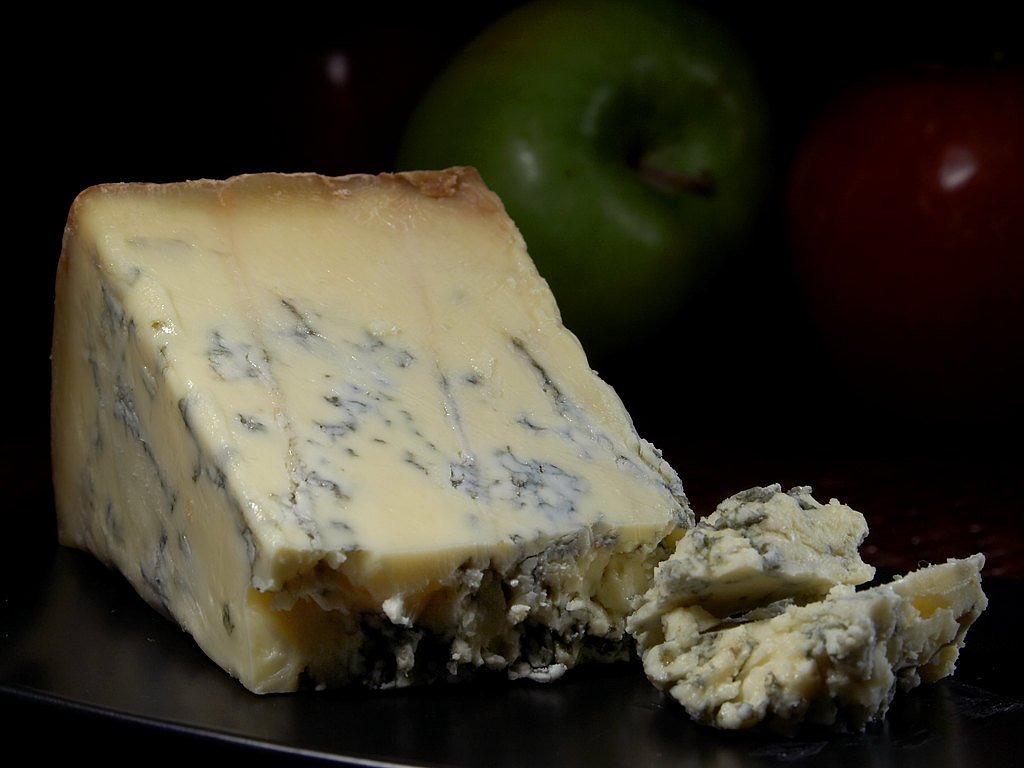 ¿Cuánto engorda el queso azul?