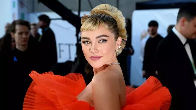 Florence Pugh se cortó el pelo en una escena de la película